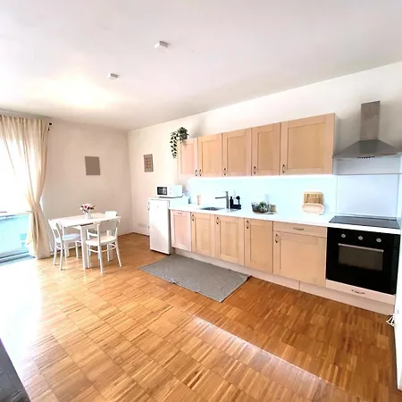 Spacious Apartment Near City Center With Balcony And Garage Parking Prague Exterior photo