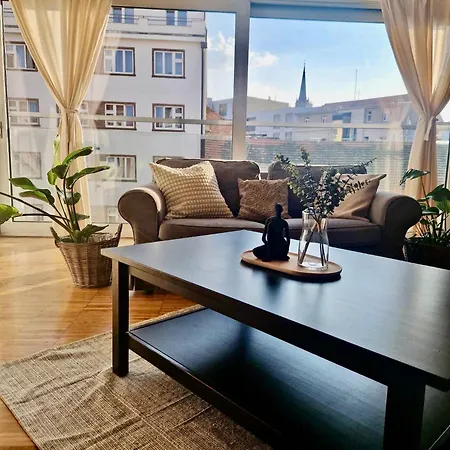 Spacious Apartment Near City Center With Balcony And Garage Parking Prague Exterior photo