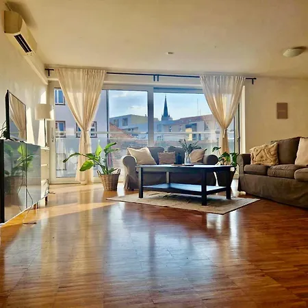 Spacious Apartment Near City Center With Balcony And Garage Parking Prague Exterior photo