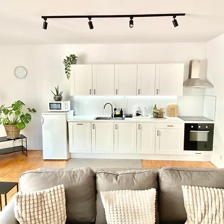 Spacious Apartment Near City Center With Balcony And Garage Parking Prague Exterior photo