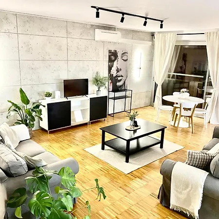 Spacious Apartment Near City Center With Balcony And Garage Parking Prague Exterior photo