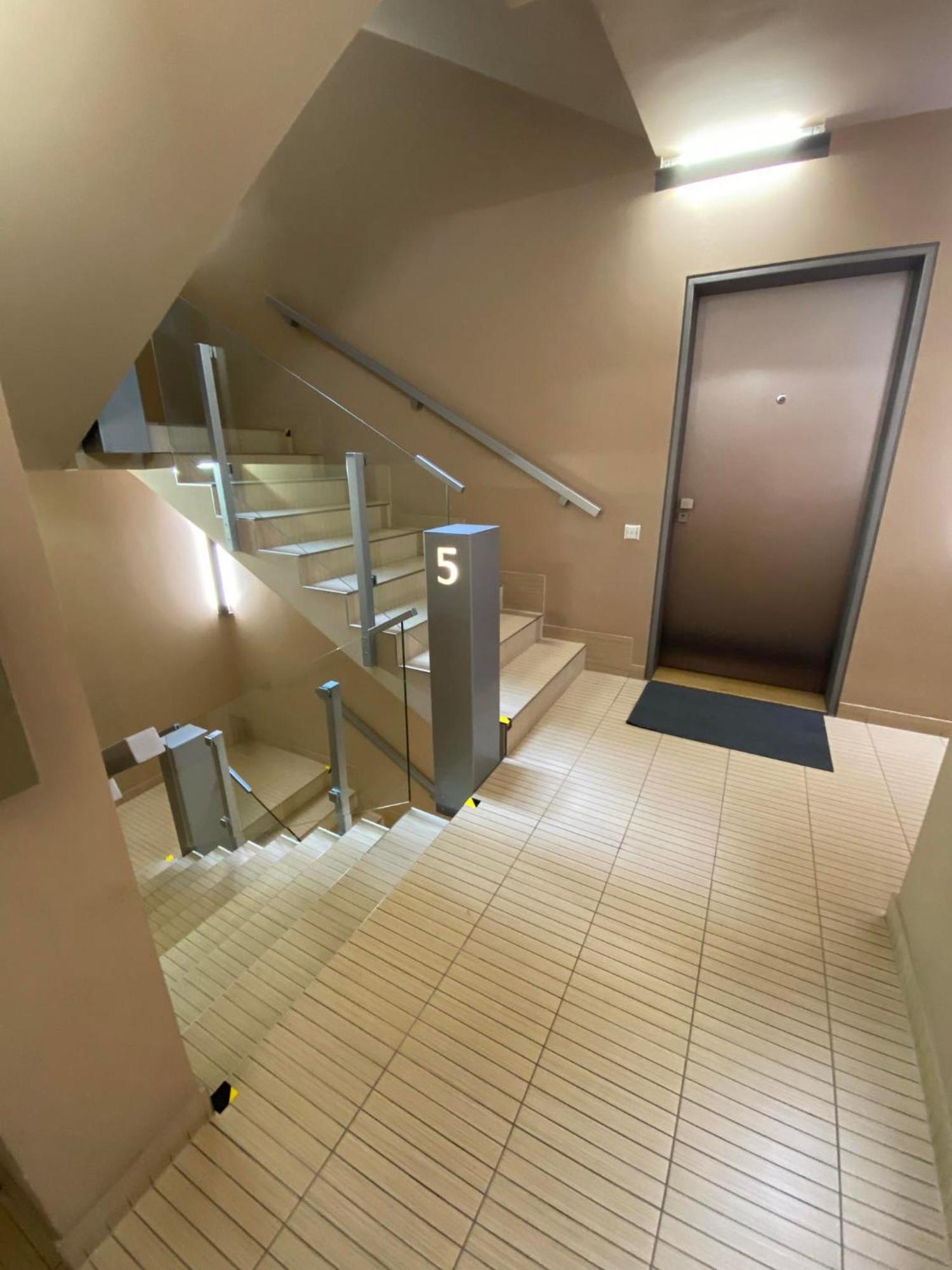 Spacious Near Center With Balcony And Garage Parking Apartament *