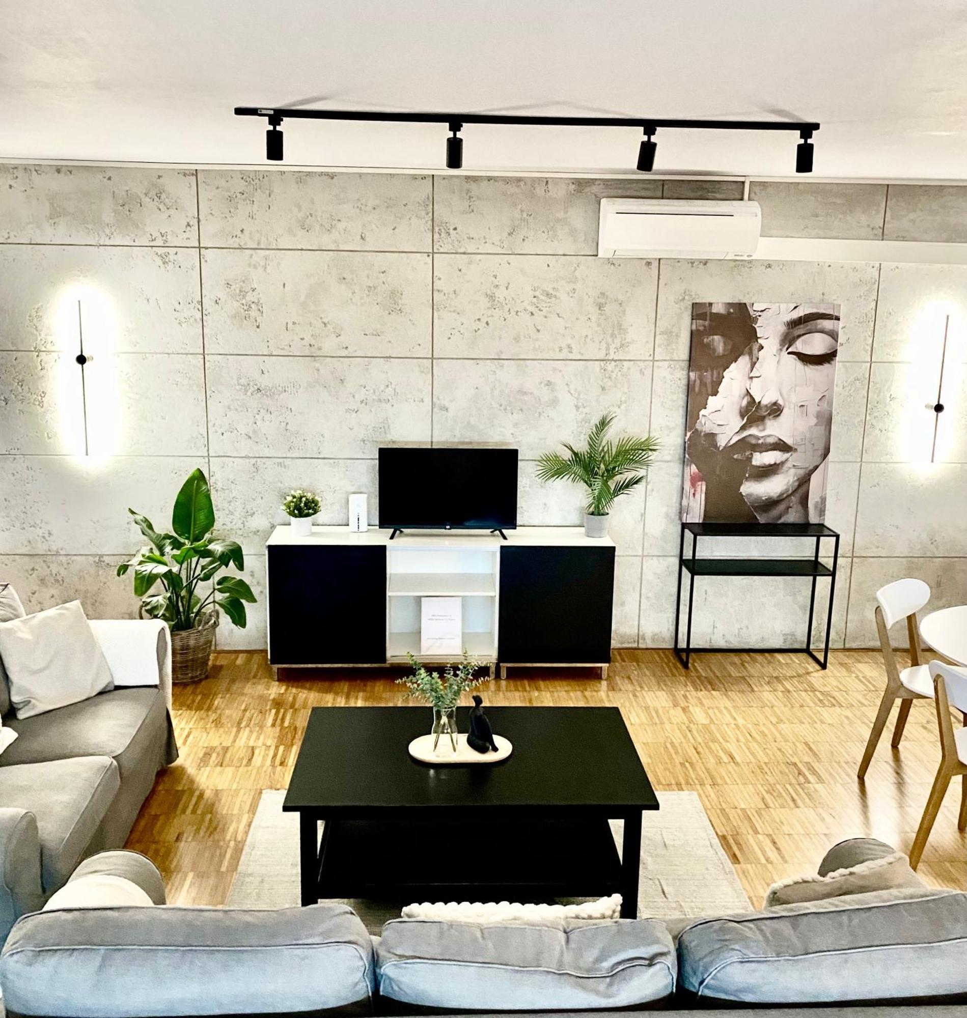 Spacious Near Center With Balcony And Garage Parking Apartament