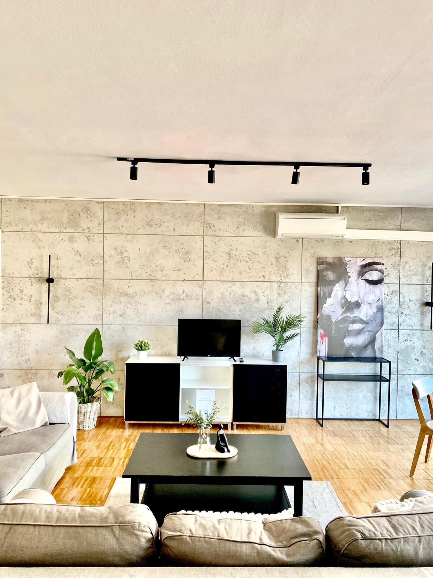 Appartement Spacious Near Center With Balcony And Garage Parking