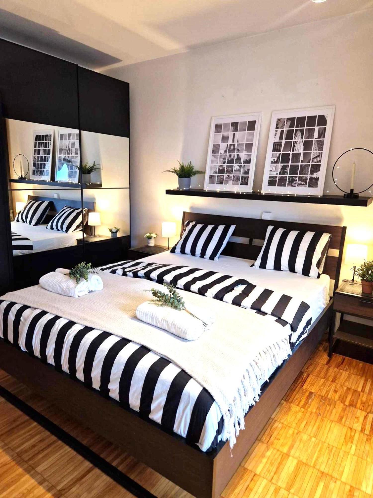 Spacious Near Center With Balcony And Garage Parking * 布拉格