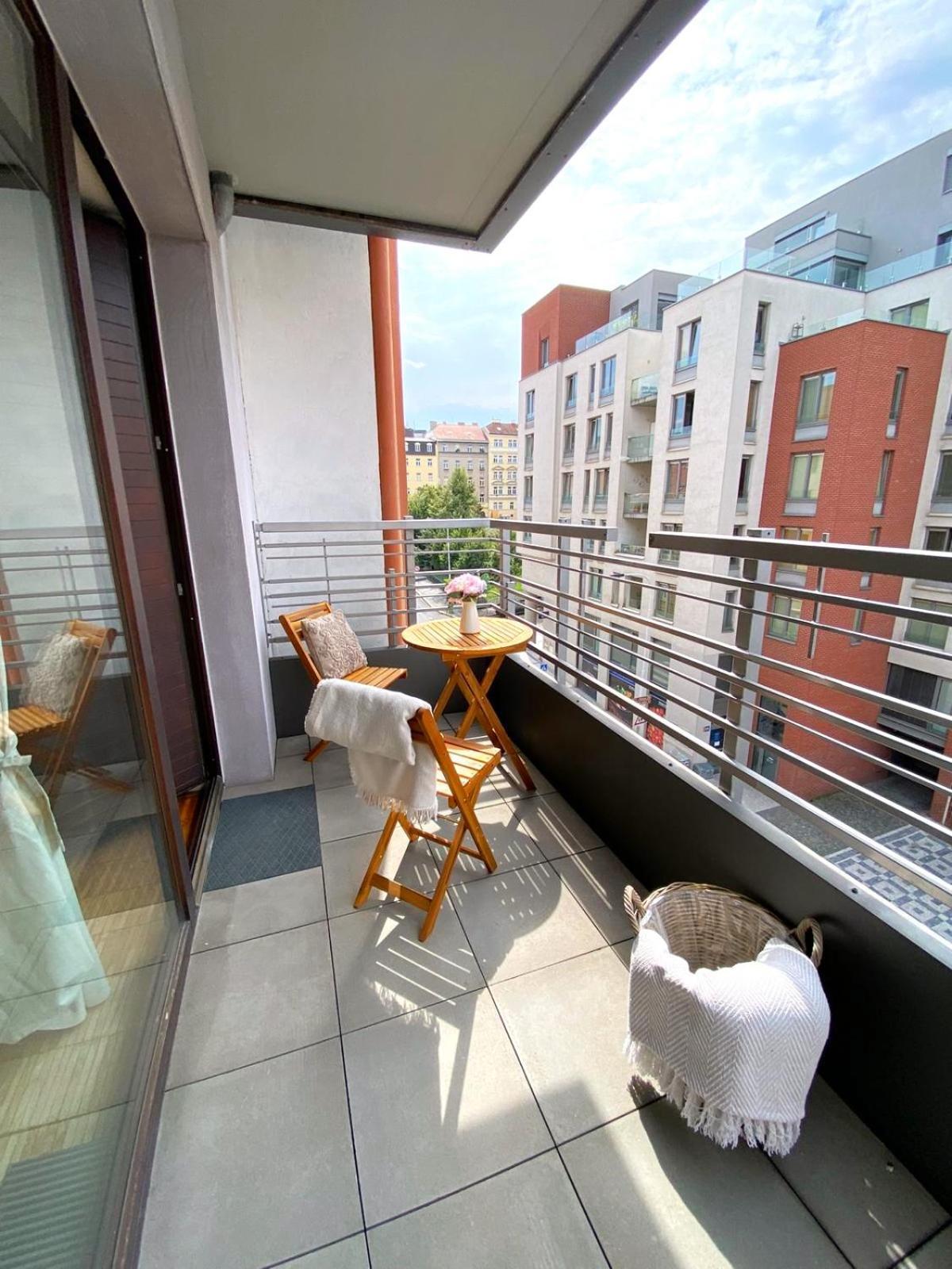 Spacious Near Center With Balcony And Garage Parking 公寓 布拉格