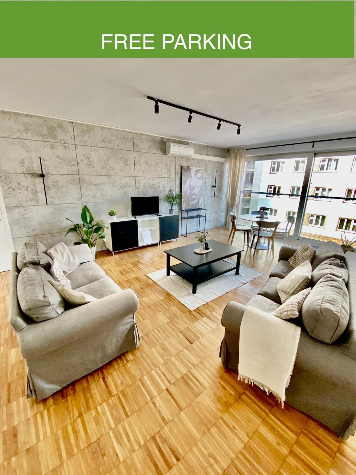 Spacious Near Center With Balcony And Garage Parking * 布拉格